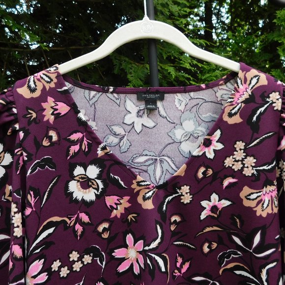 Ann Taylor Beautiful Floral Print V-Neck Top - Picture 2 of 3